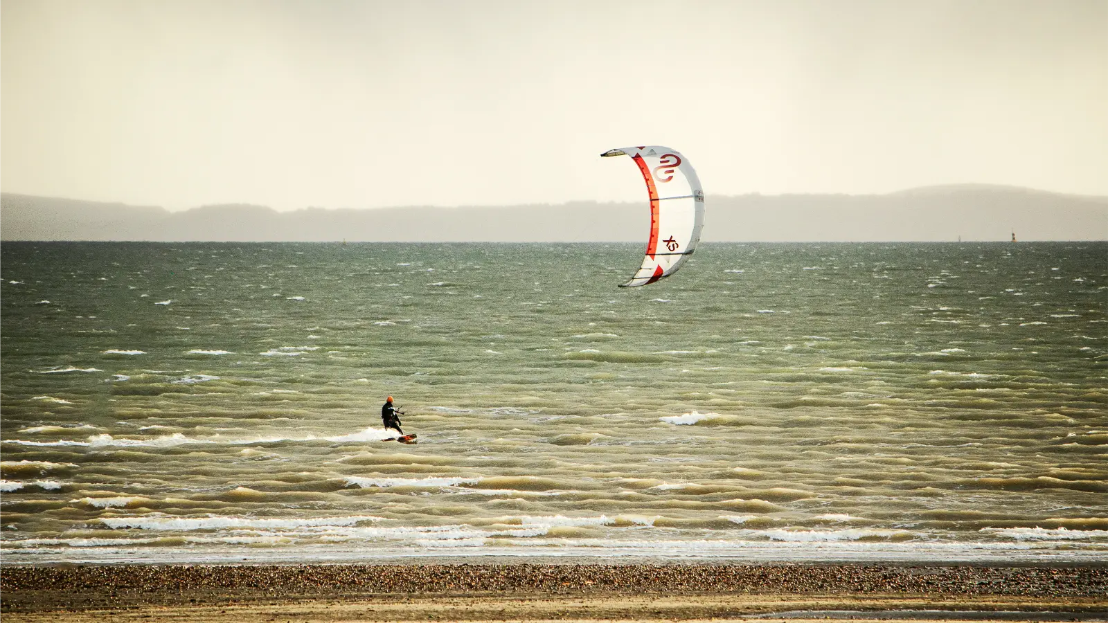 Kitesurfing vs. Windsurfing: Which Should You Learn?